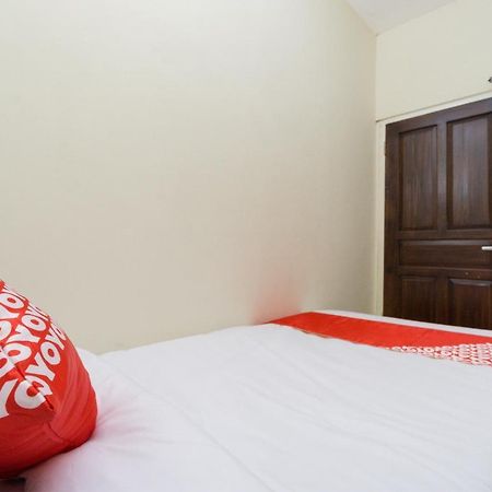 Готель Oyo 1542 Yessy Mansion Ngabean Екстер'єр фото