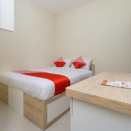 Готель Oyo 1542 Yessy Mansion Ngabean Екстер'єр фото