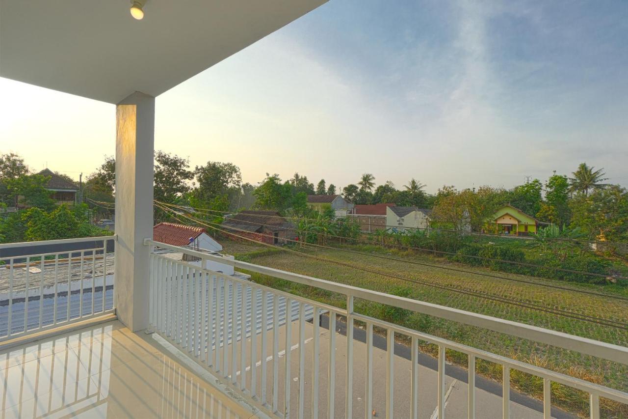Готель Oyo 1542 Yessy Mansion Ngabean Екстер'єр фото