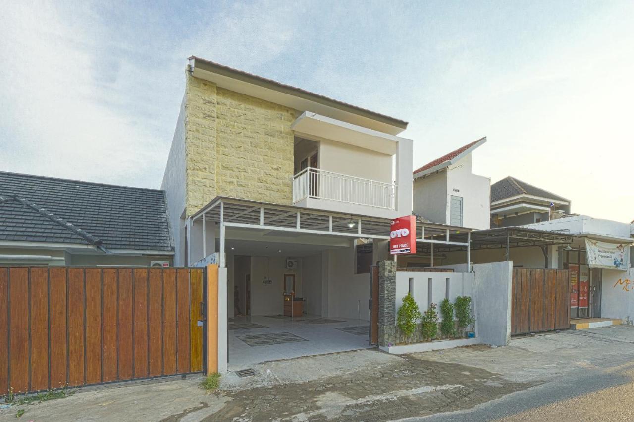Готель Oyo 1542 Yessy Mansion Ngabean Екстер'єр фото